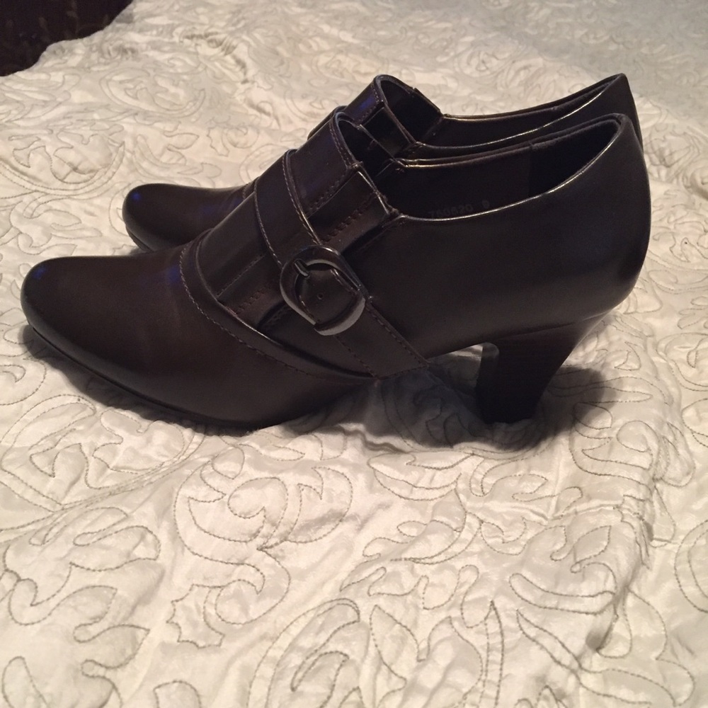 Super Cute Brown Leather Heels